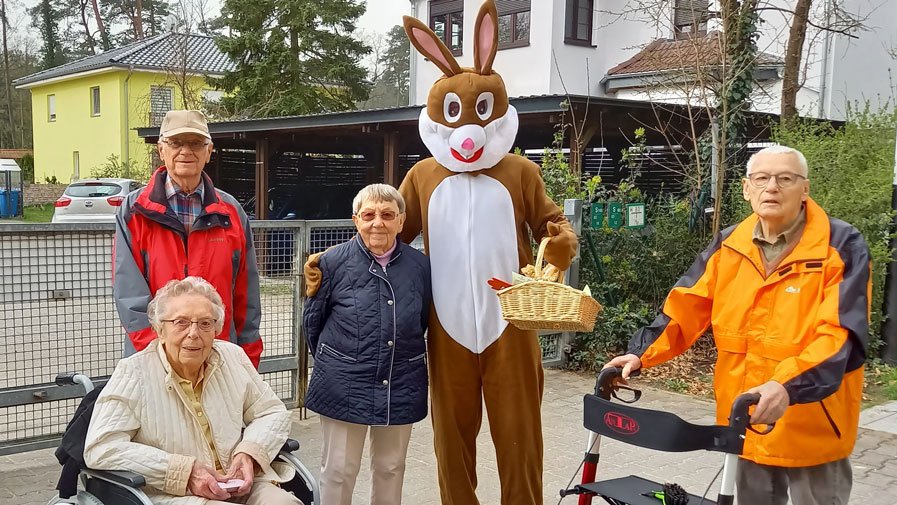 Ostern mit Osterhase in der ProCurand Seniorenresidenz Am Straussee