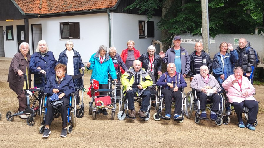 Die Bewohner*innen des ProCurand Seniorenzentrums Am Herzogschloss stehen oben auf dem Annaberg in einer Reihe und posieren für die Kamera – voller Freude über den Ausflug zum traditionellen Fest.