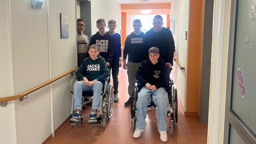 Einige Schüler*innen zeigten ihr Können im Rollstuhlrennen auf der Terrasse des ProCurand Seniorenzentrums Am Herzogschloss und hatten dabei eine Menge Spaß.