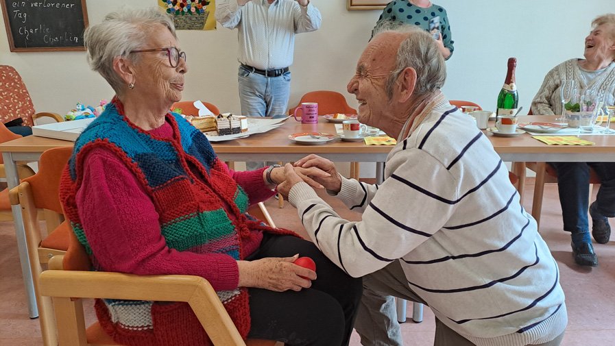 Detlef kniet vor Marianne im ProCurand Seniorenzentrum Am Herzogschloss – ein romantischer Heiratsantrag, der alle Bewohner*innen berührte.