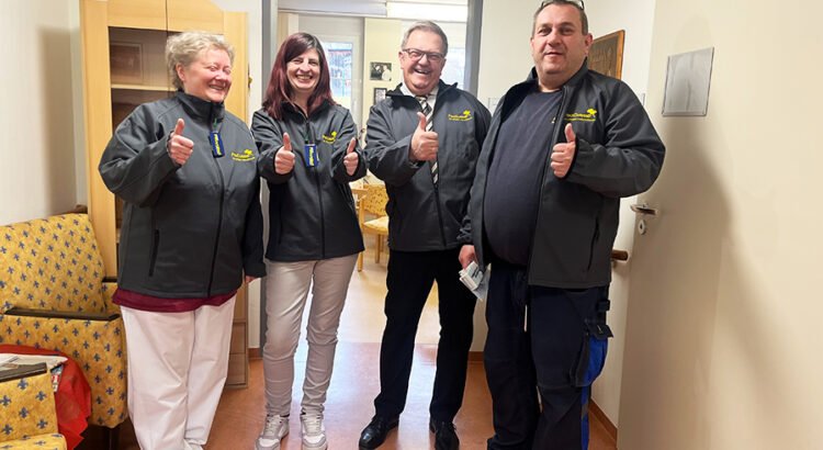 Frisch eingekleidet und voller Stolz zeigen die Mitarbeitenden des ProCurand Seniorenzentrums Am Herzogschloss mit einem Daumen hoch ihre neuen Softshell-Jacken.