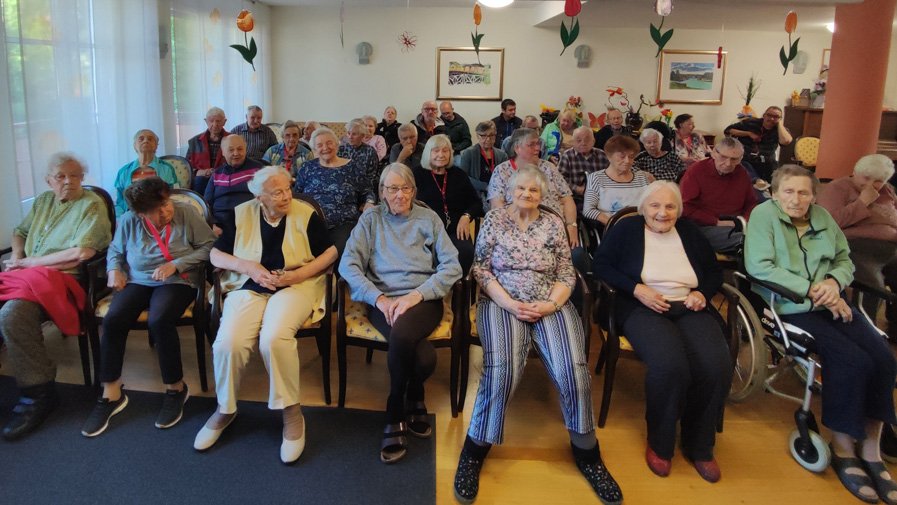 Im ProCurand Seniorenzentrum Am Herzogschloss herrschte große Vorfreude: Die Cafeteria füllte sich rasch, als die Theatergruppe Palatina zur Aufführung einlud.