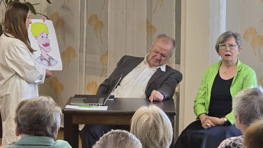 Im ProCurand Seniorenzentrum Am Herzogschloss zeigte die Theatergruppe Palatina ihr großartiges Können mit einem humorvollen Sketch, der bei den Senior*innen für viel Freude und Applaus sorgte.