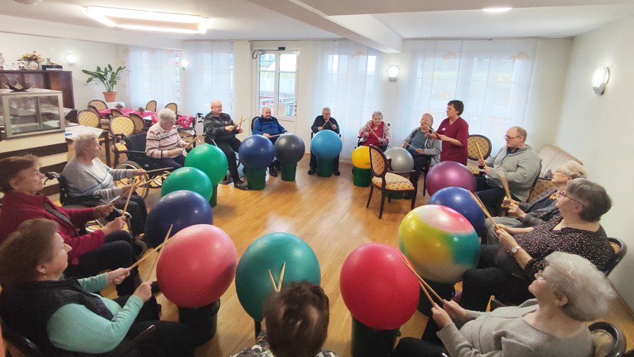 Die Bewohner*innen des  ProCurand Seniorenzentrum Am Herzogschloss sind aktiv in der Trommelgruppe.