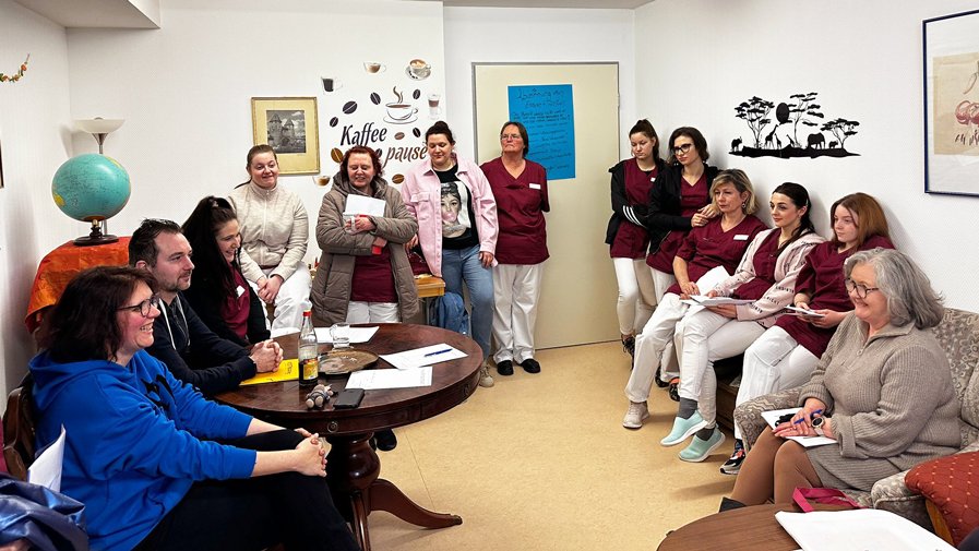 In der Workshop-Reihe „Palliativ Care“ des ProCurand Seniorenzentrum Am Herzogsschloss bilden sich die Mitarbeiter*innen weiter.
