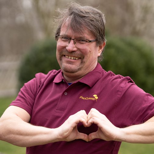 ProCurand Seniorenresidenz Am Görnsee Grebs Wohnbereichsleiter Alexander mit Herzhand