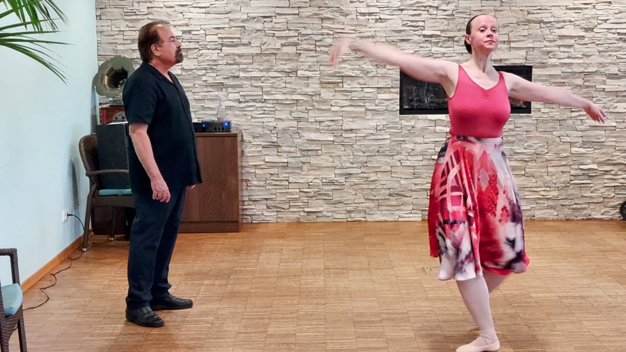 Eleganter Auftritt im ProCurand Seniorenresidenz Havelpalais: Sonia Ruggieri tanzt anmutig, während Giancarlo Ruggieri sie begleitet.